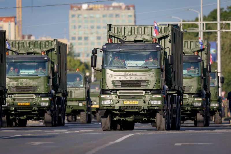Oklopnjaci, tenkovi i druga vozila na mimohodu