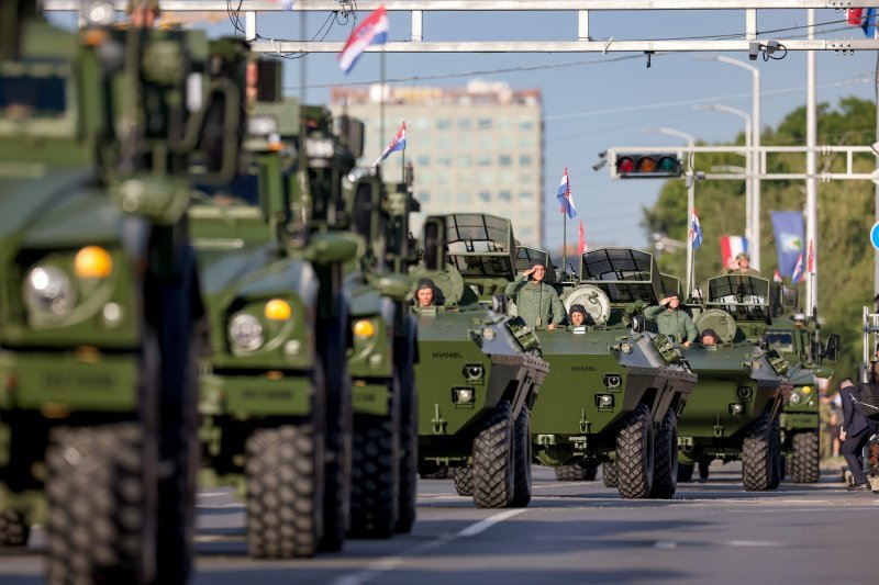 Oklopnjaci, tenkovi i druga vozila na mimohodu