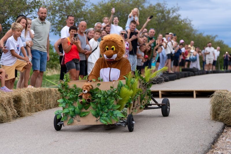 Održana 1. Senjska maškarana utrka 'Gravity race Senj 2025' podno tvrđave Nehaj