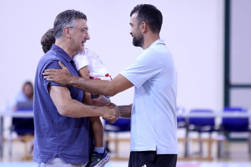 Andrej Plenković na košarkaškoj utakmici Hrvatske s Ukrajinom