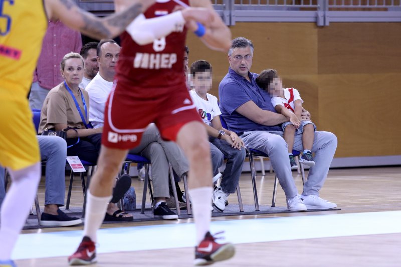 Andrej Plenković na košarkaškoj utakmici Hrvatske s Ukrajinom