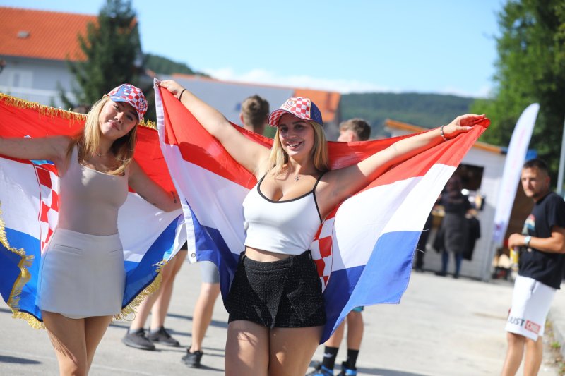 Modne kombinacije na dolasku na koncert Thompsona