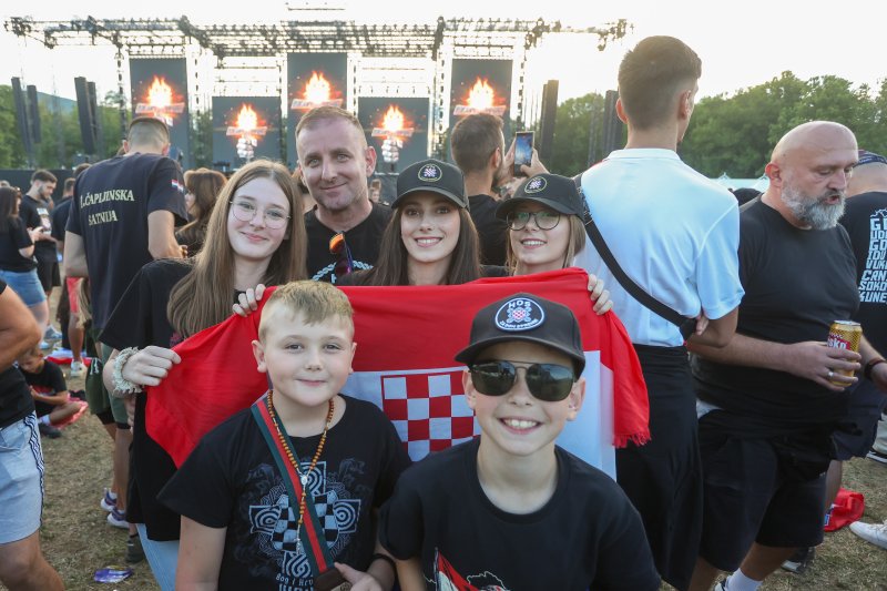 Sinj: Thompsonovi obožavatelji čekaju početak koncerta na hipodromu