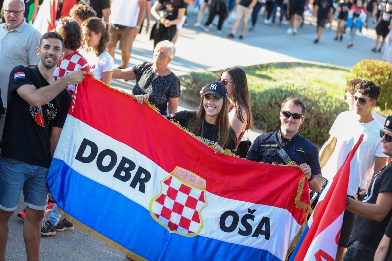 Revija zastava na Thompsonovom koncertu