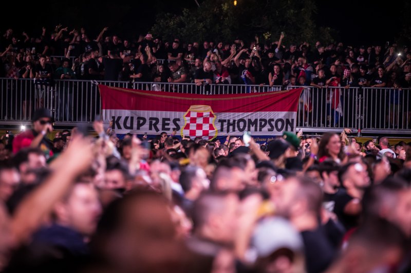 Revija zastava na Thompsonovom koncertu