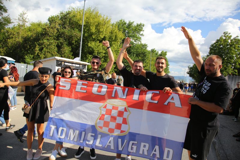 Revija zastava na Thompsonovom koncertu