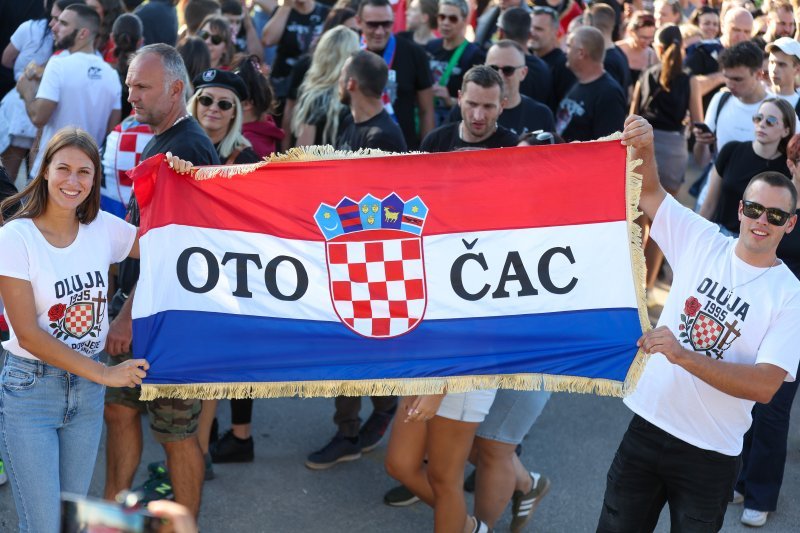 Revija zastava na Thompsonovom koncertu