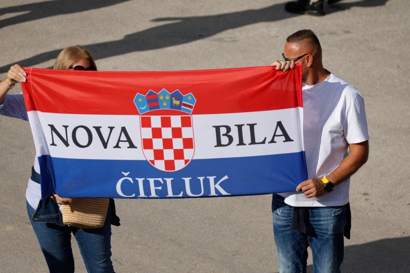 Revija zastava na Thompsonovom koncertu