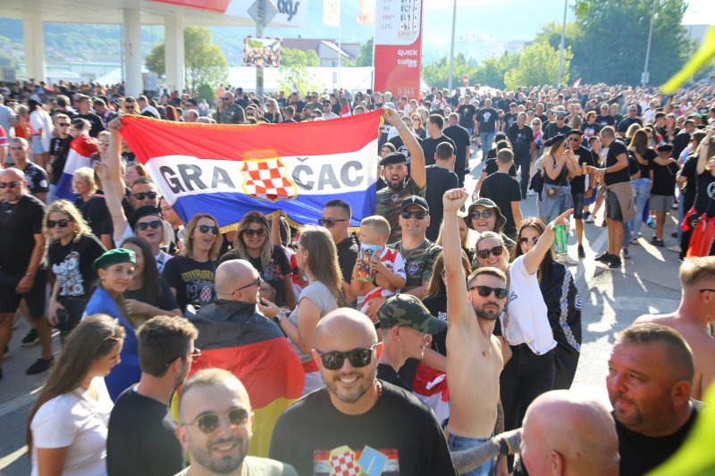 Revija zastava na Thompsonovom koncertu
