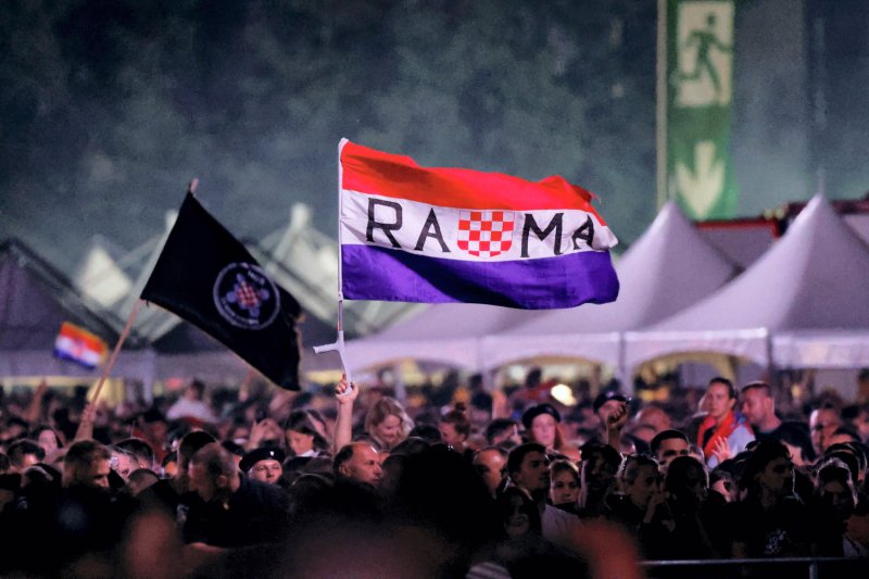 Revija zastava na Thompsonovom koncertu