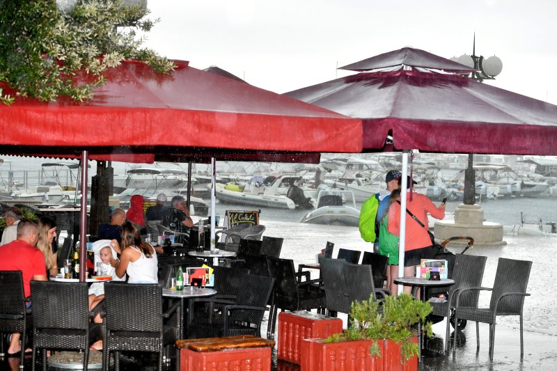 Jak pljusak iznenadio domaće i turiste na otoku Krku