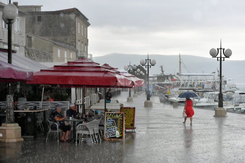 Jak pljusak iznenadio domaće i turiste na otoku Krku