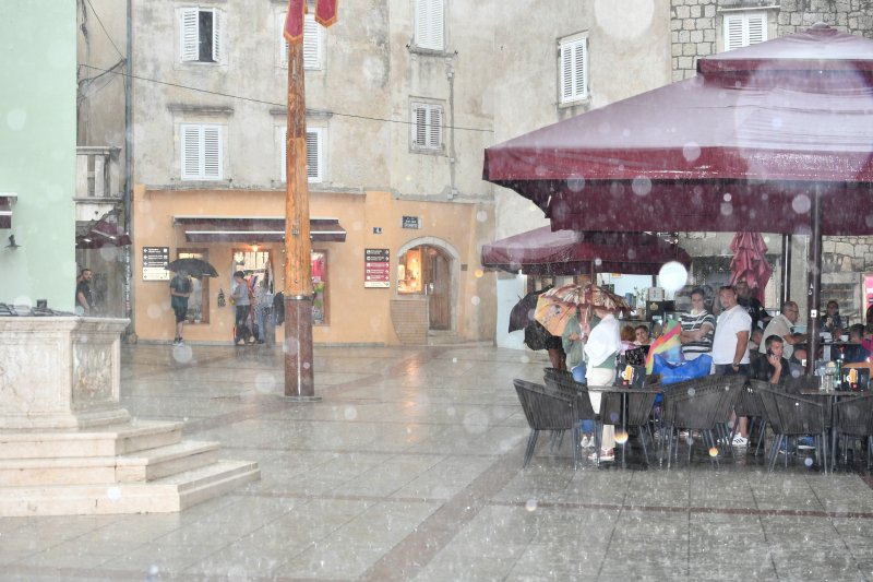 Jak pljusak iznenadio domaće i turiste na otoku Krku