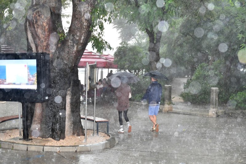 Jak pljusak iznenadio domaće i turiste na otoku Krku