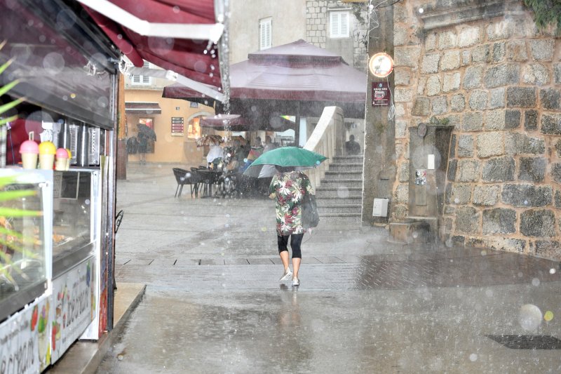 Jak pljusak iznenadio domaće i turiste na otoku Krku
