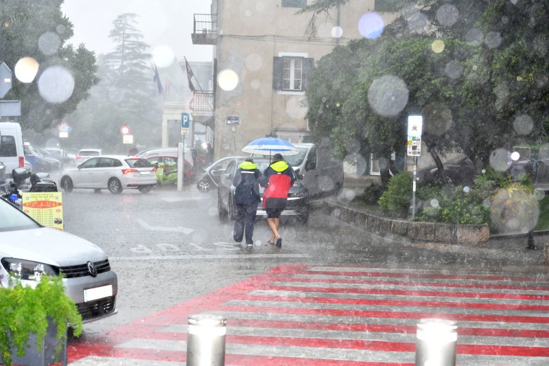 Jak pljusak iznenadio domaće i turiste na otoku Krku