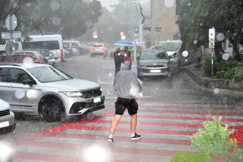 Jak pljusak iznenadio domaće i turiste na otoku Krku