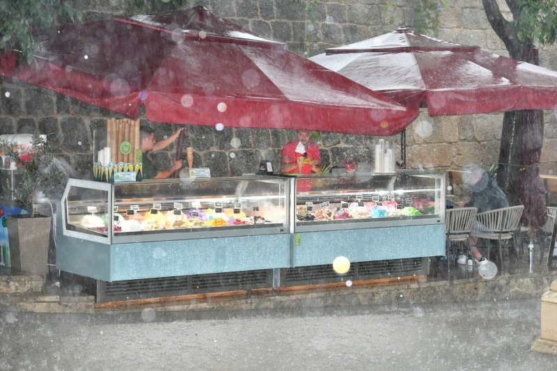 Jak pljusak iznenadio domaće i turiste na otoku Krku