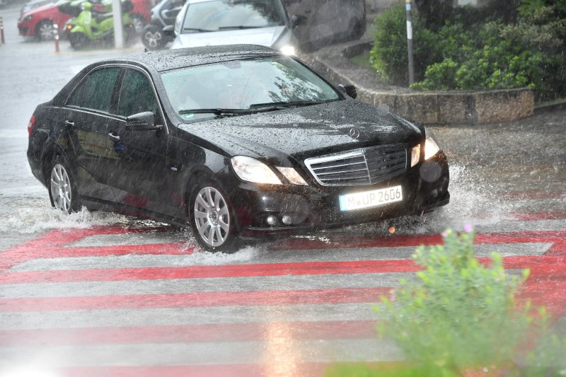 Jak pljusak iznenadio domaće i turiste na otoku Krku