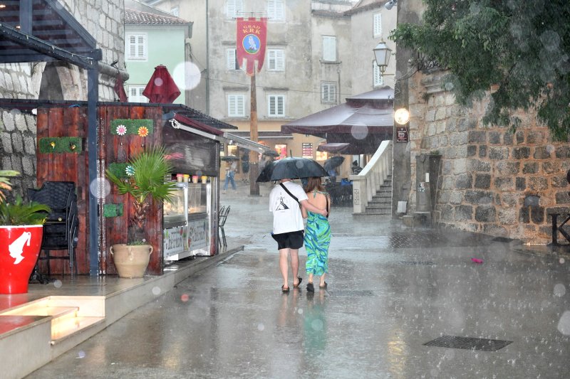 Jak pljusak iznenadio domaće i turiste na otoku Krku