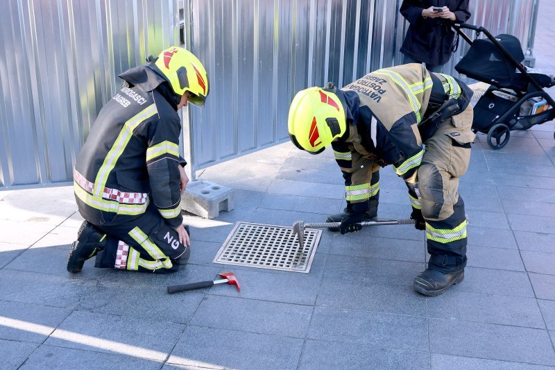 Zagrebački vatrogasci pokušavaju izvaditi prsten iz šahta na Cvjetnom trgu