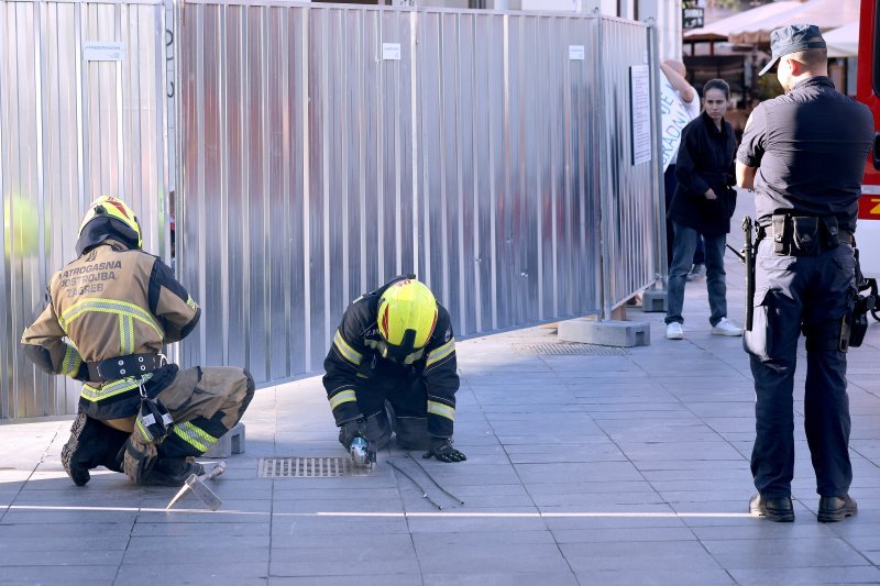 Zagrebački vatrogasci pokušavaju izvaditi prsten iz šahta na Cvjetnom trgu