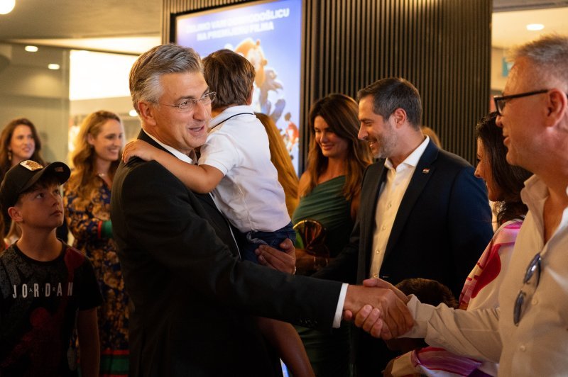 Andrej Plenković sa sinom na premijeri