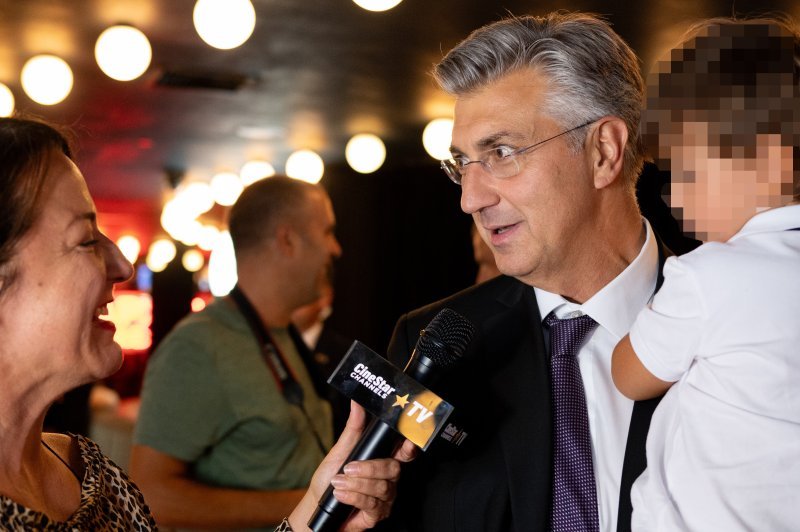 Andrej Plenković sa sinom na premijeri