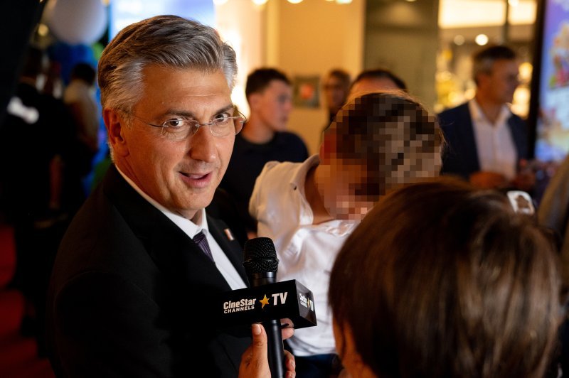 Andrej Plenković sa sinom na premijeri