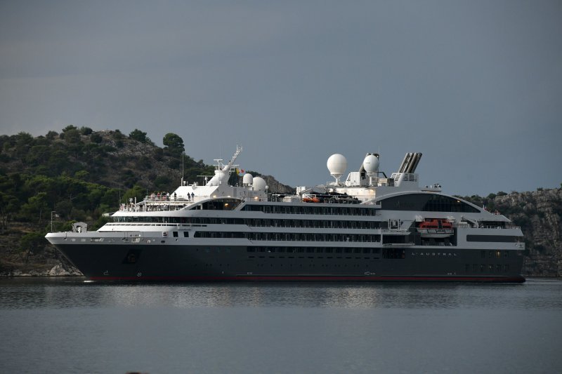 Kruzer L'Austral u Šibeniku