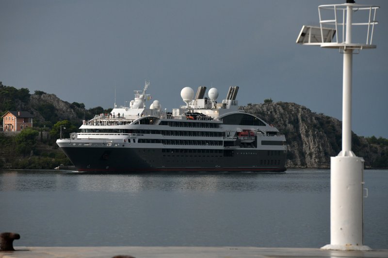 Kruzer L'Austral u Šibeniku