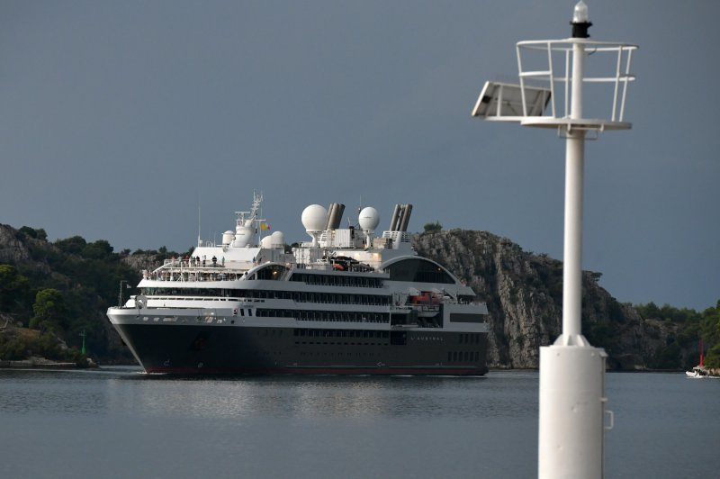Kruzer L'Austral u Šibeniku