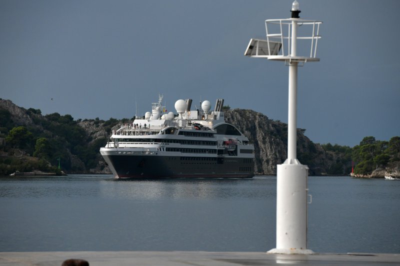 Kruzer L'Austral u Šibeniku