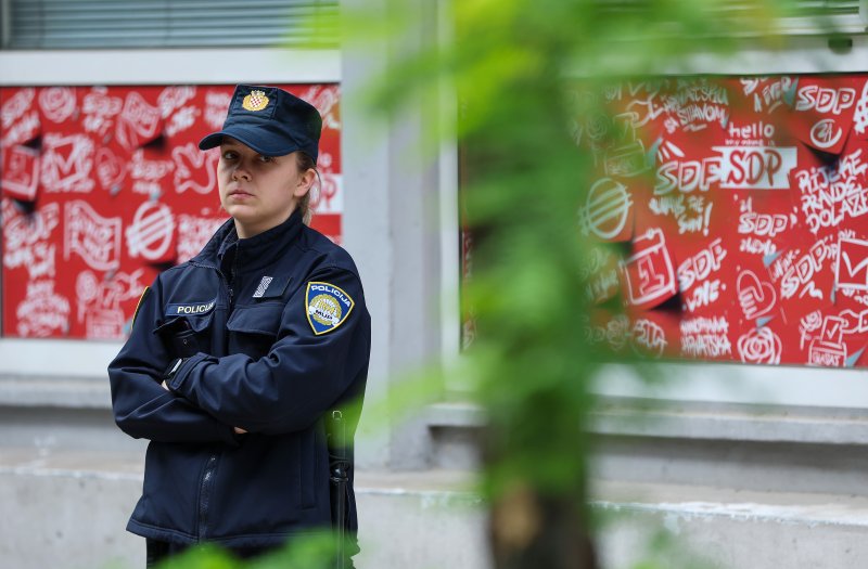 Zagreb: Ispred sjedišta SDP-a Dražen Keleminec zapalio malu Jugoslovensku zastavu