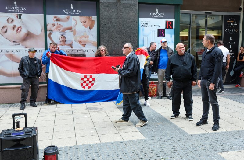 Zagreb: Ispred sjedišta SDP-a Dražen Keleminec zapalio malu Jugoslovensku zastavu