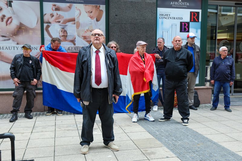 Zagreb: Ispred sjedišta SDP-a Dražen Keleminec zapalio malu Jugoslovensku zastavu