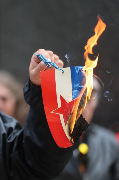 Zagreb: Ispred sjedišta SDP-a Dražen Keleminec zapalio malu Jugoslovensku zastavu