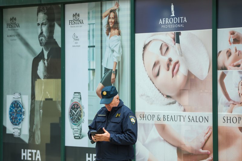 Zagreb: Ispred sjedišta SDP-a Dražen Keleminec zapalio malu Jugoslovensku zastavu