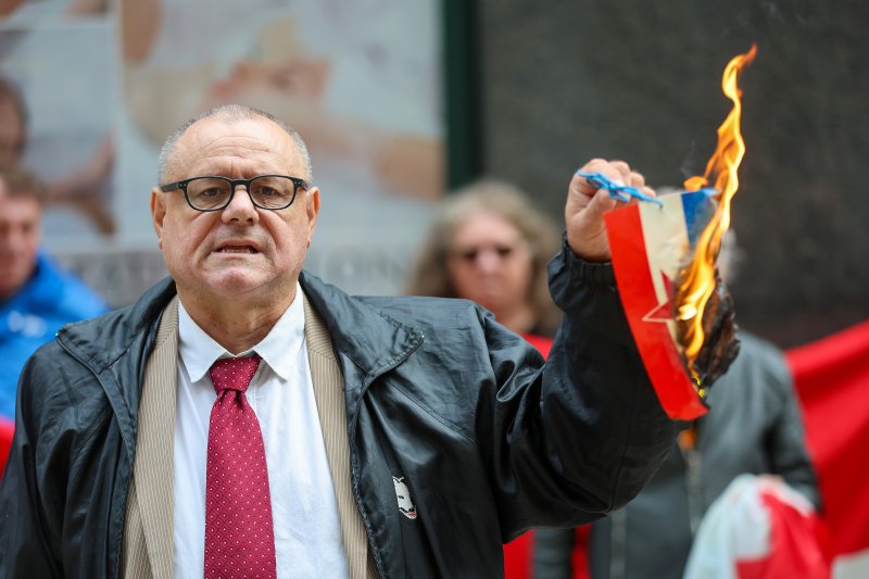 Zagreb: Ispred sjedišta SDP-a Dražen Keleminec zapalio malu Jugoslovensku zastavu