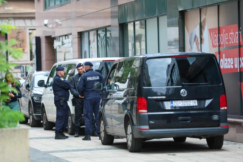 Zagreb: Ispred sjedišta SDP-a Dražen Keleminec zapalio malu Jugoslovensku zastavu