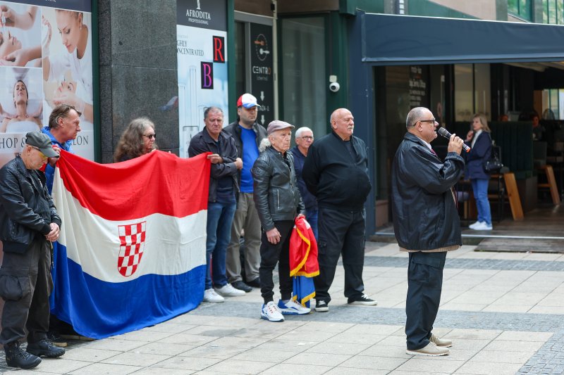 Zagreb: Ispred sjedišta SDP-a Dražen Keleminec zapalio malu Jugoslovensku zastavu