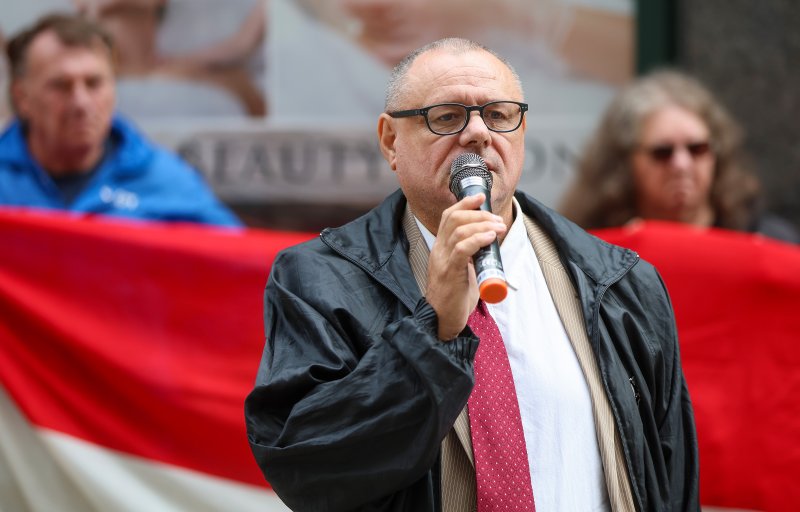 Zagreb: Ispred sjedišta SDP-a Dražen Keleminec zapalio malu Jugoslovensku zastavu