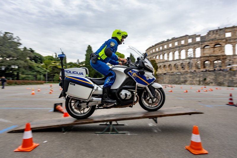 Natjecanje u spretnosti policijskih motorista "Memorijal Šime Buzov"