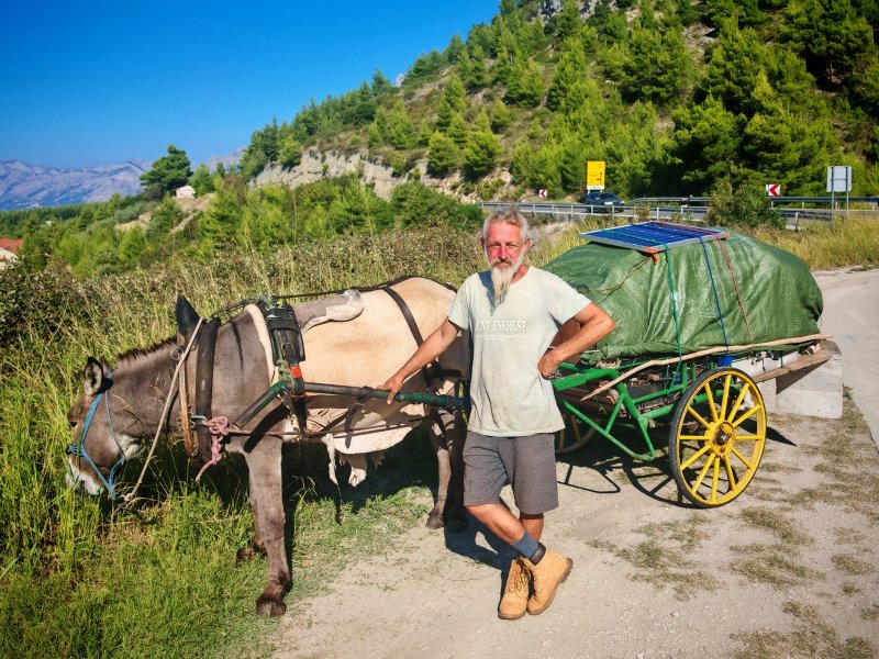 Francuz Jean-Ismael Rago putuje na magarcu Titanu od Marseillea prema Indiji, sve do Mumbaija.