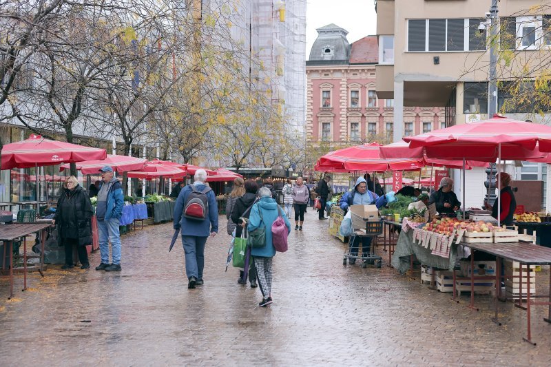 Od danas su štandovi sa tržnice Dolac premješteni na Europski trg, gdje se prodaja nastavlja do sanacije tržnice. Na Dolcu nastavljaju raditi ribarnica i mliječni odjel koji su u odvojenim zgradama.