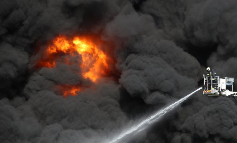 Sveta Nedelja: U skladištu guma je došlo do požara, a veliki crni gusti dim vidi se i u dijelovima Zagreba.