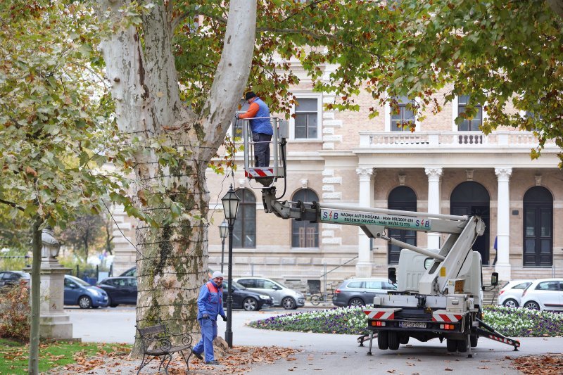 Popularni zagrebački Advent kuca na vrata. Radnici postavljaju blagdanske lampice i rasvjetu na drveće