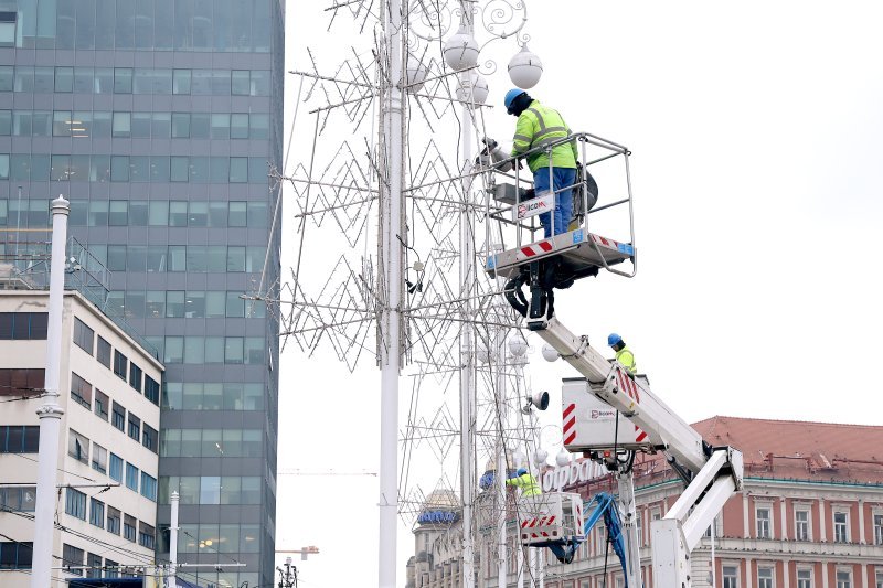Nastavlja se postavljanje božićnih ukrasa uoči Zagreb Adventa