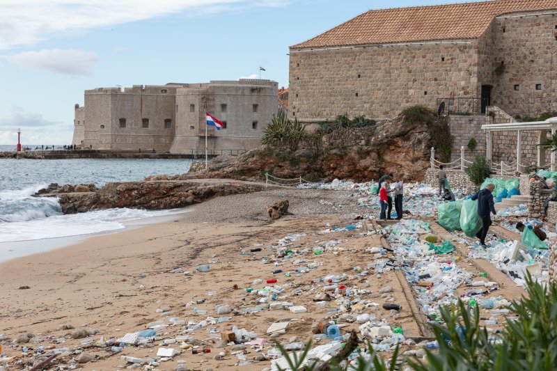 Dubrovnik: Čišćenje gradske plaže Banje od smeća i plastike nanesenih jugom