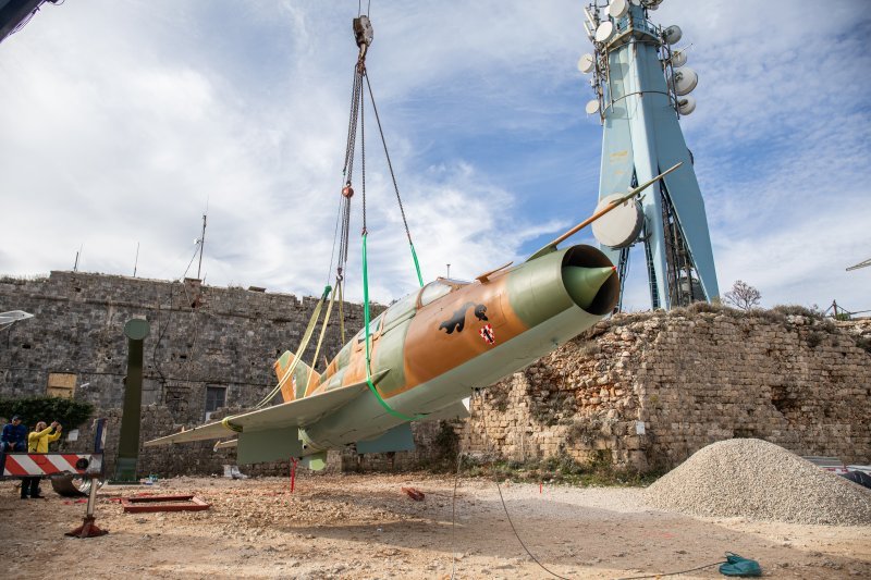 Postavljanje aviona Mig 21 kod Muzeja Domovinskog rata u Dubrovniku